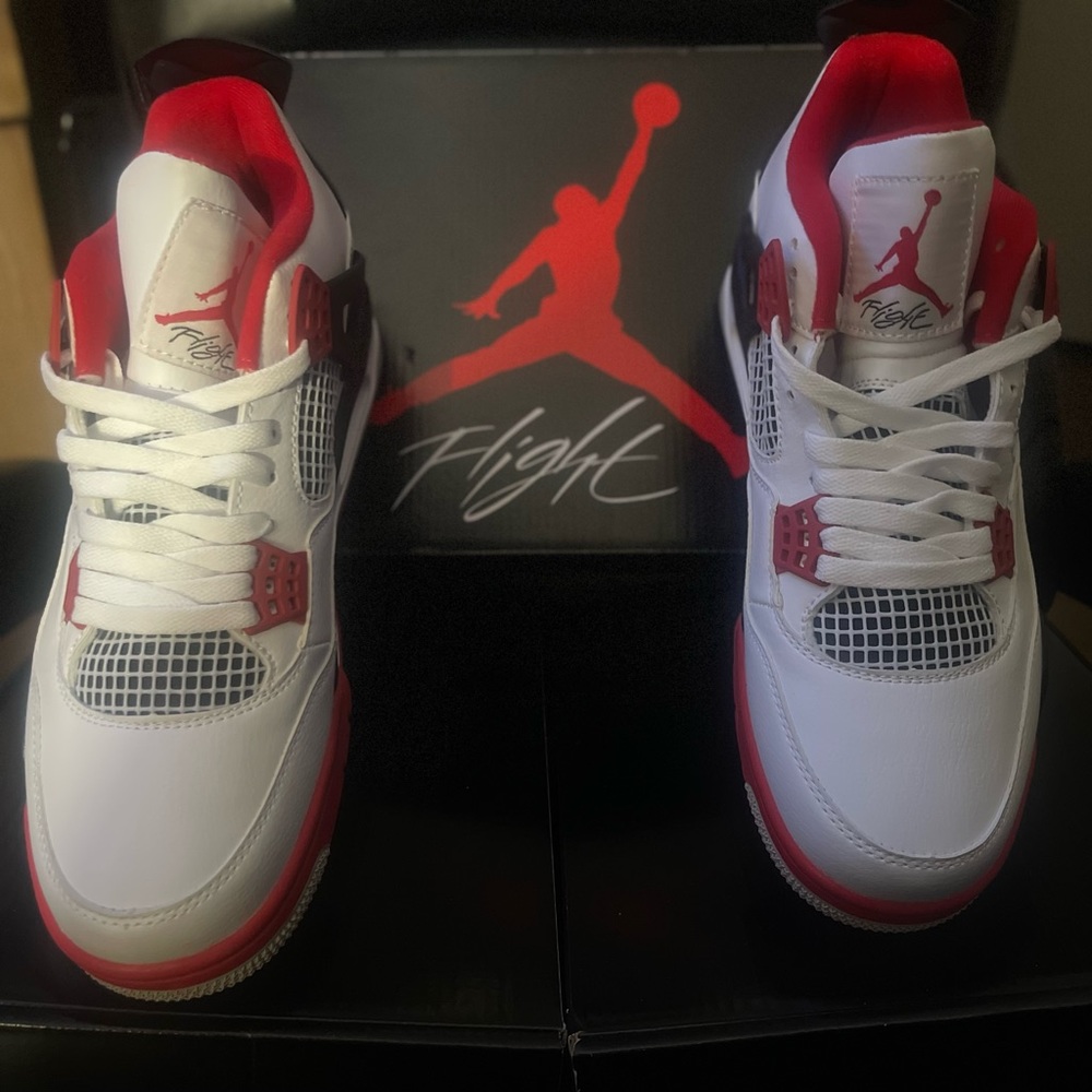 AIR JORDAN 4 RETRO (FLAME RED) SIZE 10 MEN BRAND NEW